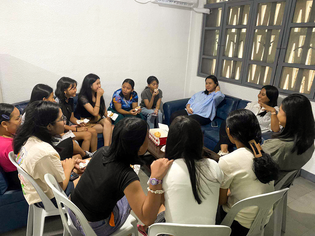 Filipino women and teenage girls having a discussion