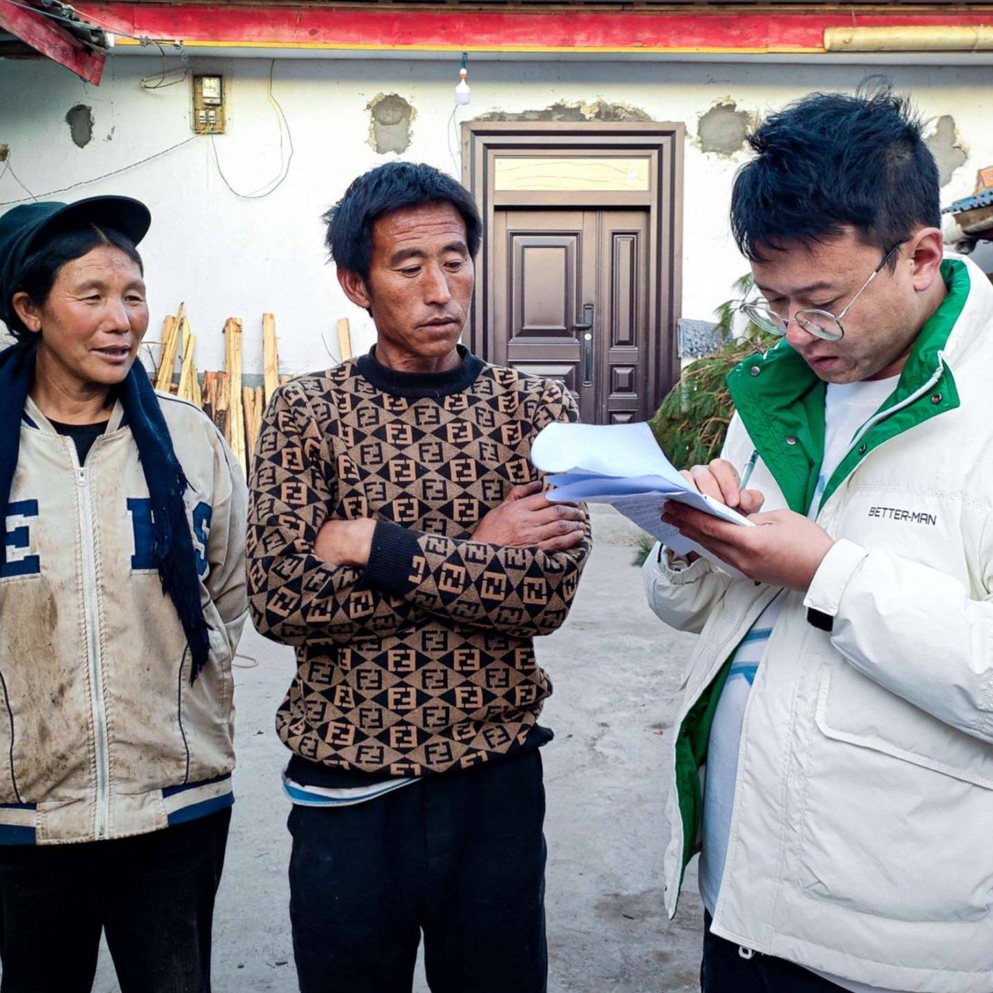 Staff interviewing Jizi and her husband.