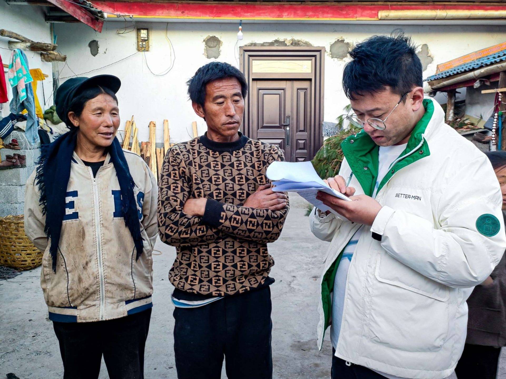 Staff interviewing Jizi and her husband.