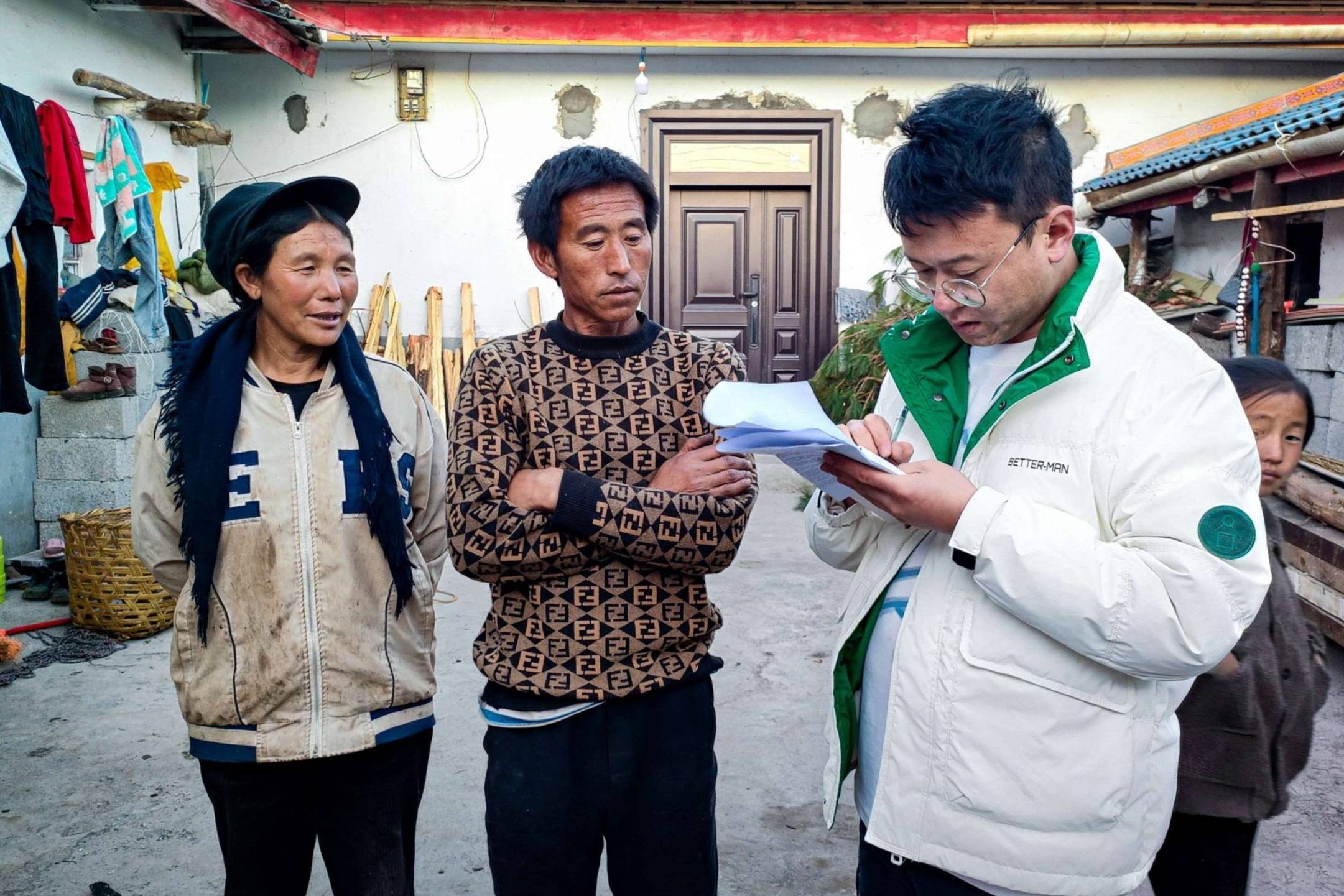 Staff interviewing Jizi and her husband.
