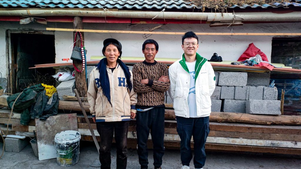 Jizi and her husband with a staff member.
